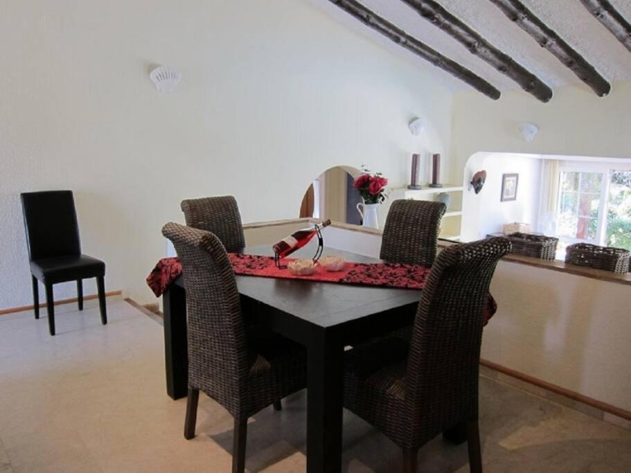11647 - Private Cosy In Area Villa